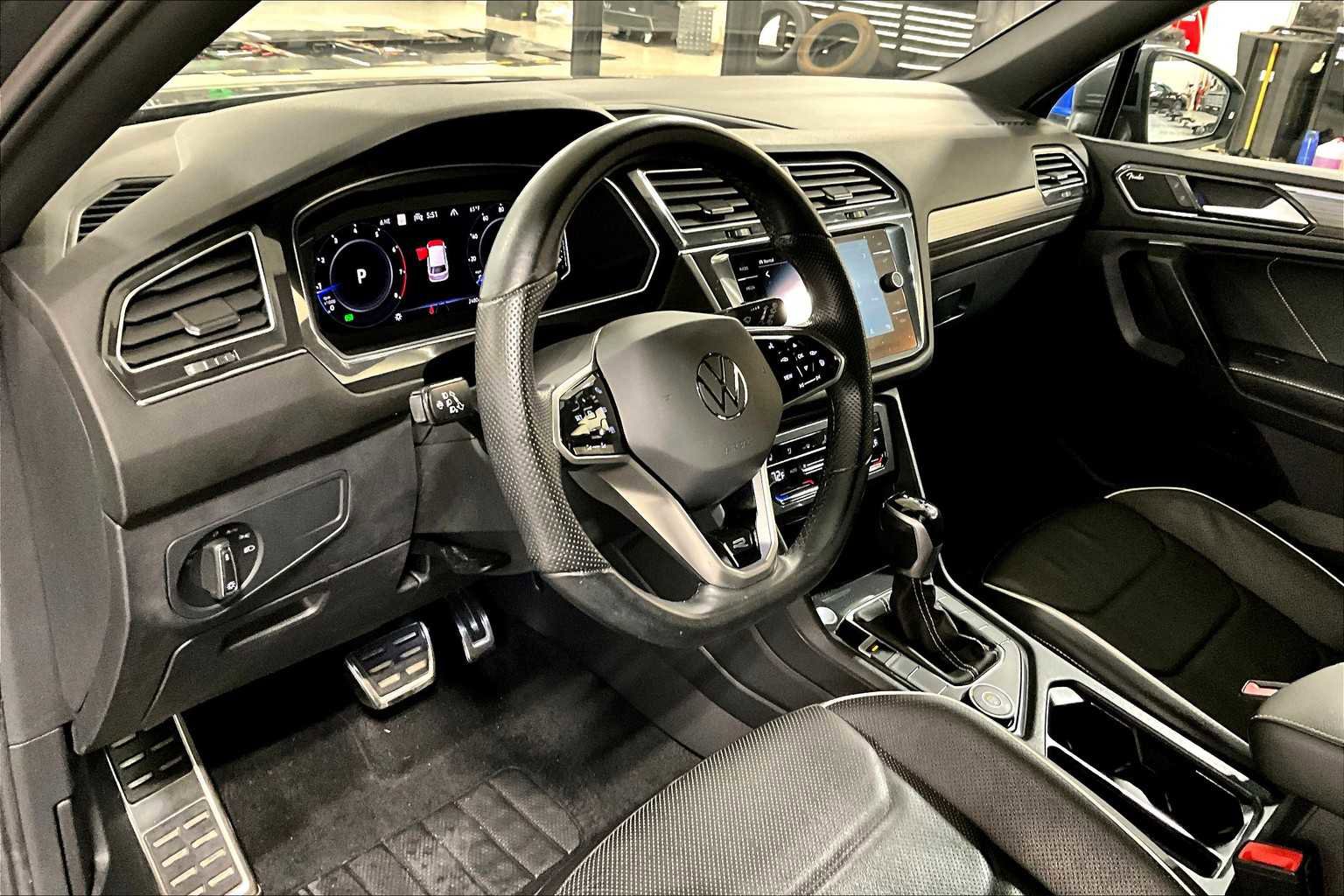 Used 2022 Volkswagen Tiguan SEL R-Line image 16