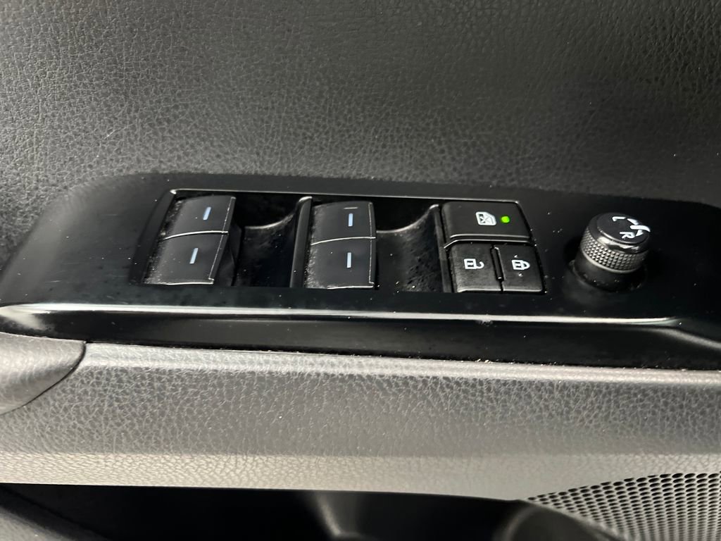 Used 2025 Toyota Camry SE image 12