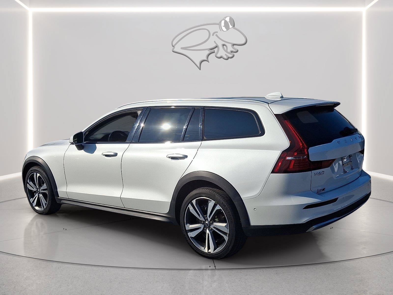 Used 2025 Volvo V60 B5 Cross Country Plus AWD/4WD image 3
