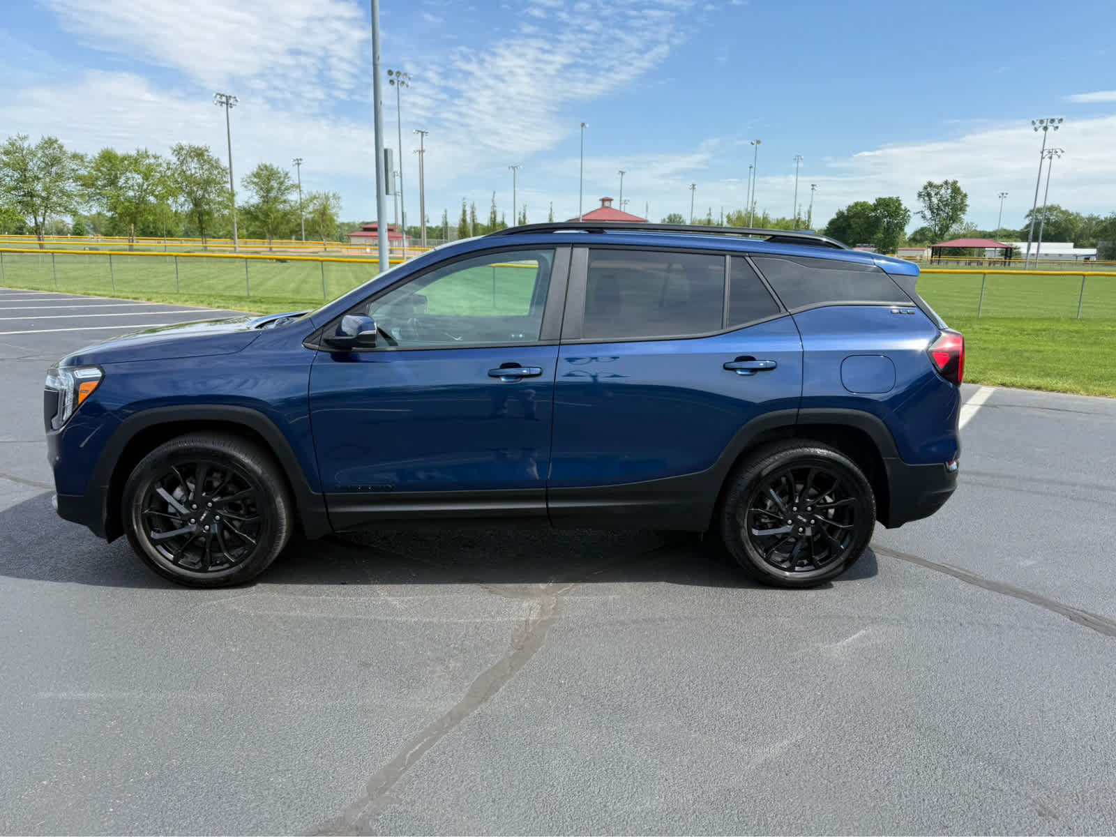 Used 2023 GMC Terrain SLE w/ Elevation Edition AWD/4WD image 3