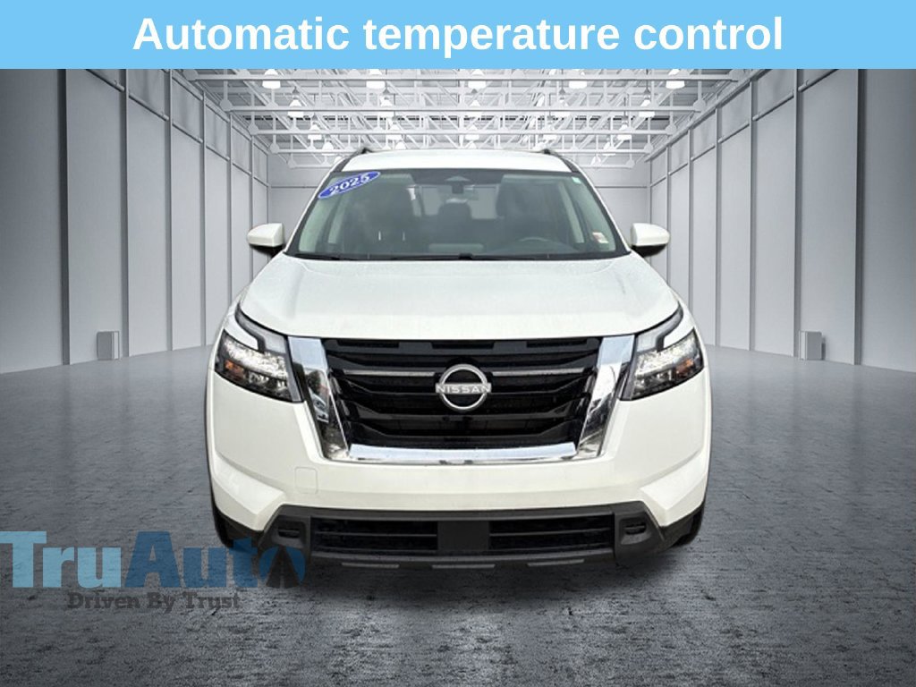 Used 2025 Nissan Pathfinder SV AWD/4WD image 2