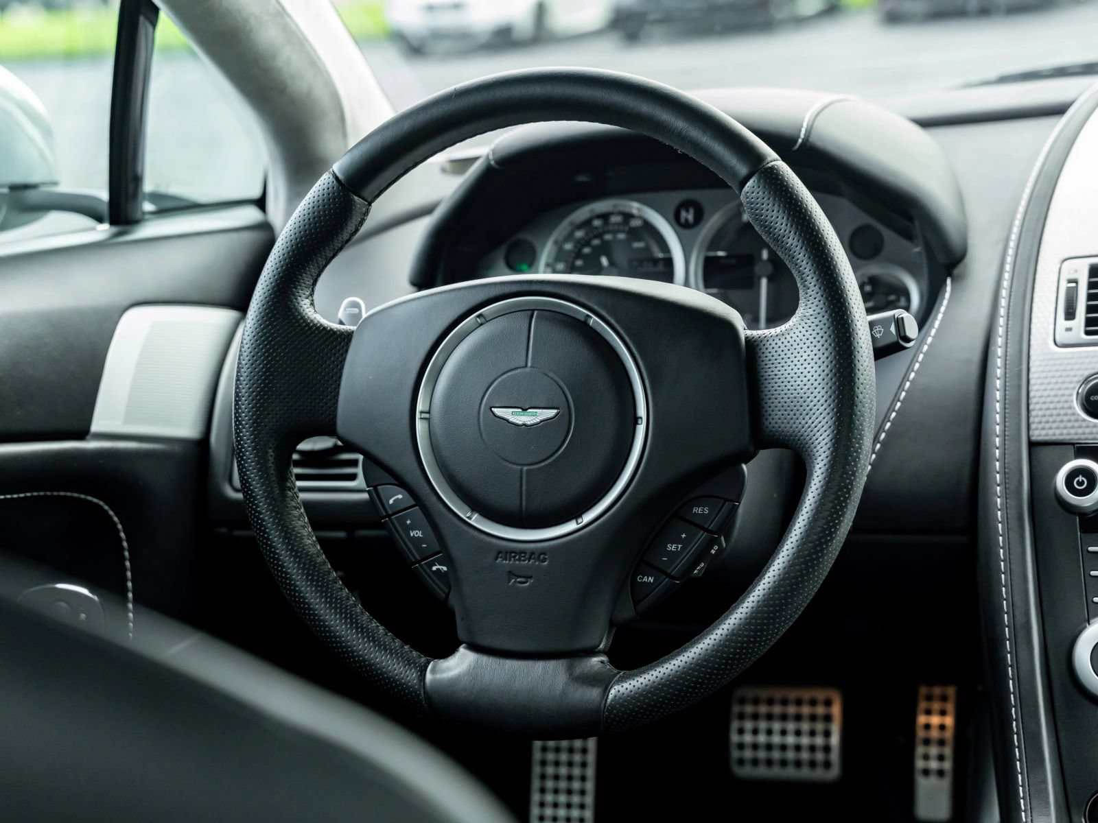 Used 2011 Aston Martin V8 Vantage Coupe RWD image 23