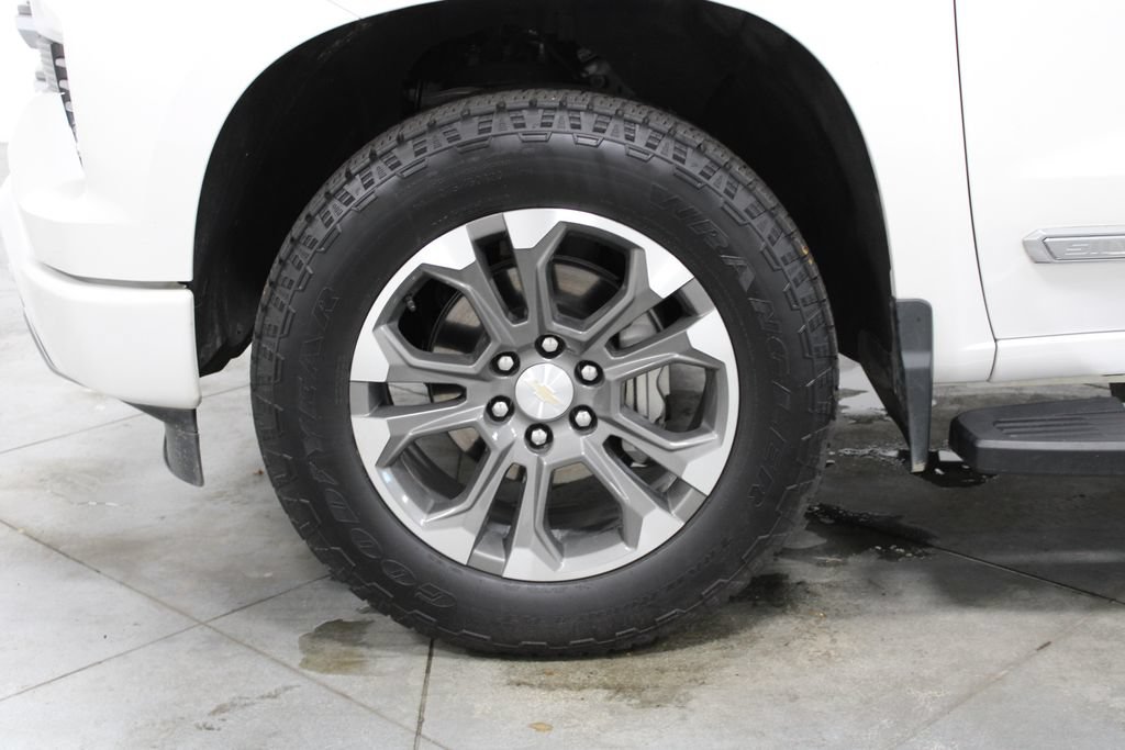 Used 2024 Chevrolet Silverado 1500 High Country w/ Technology Package AWD/4WD image 21