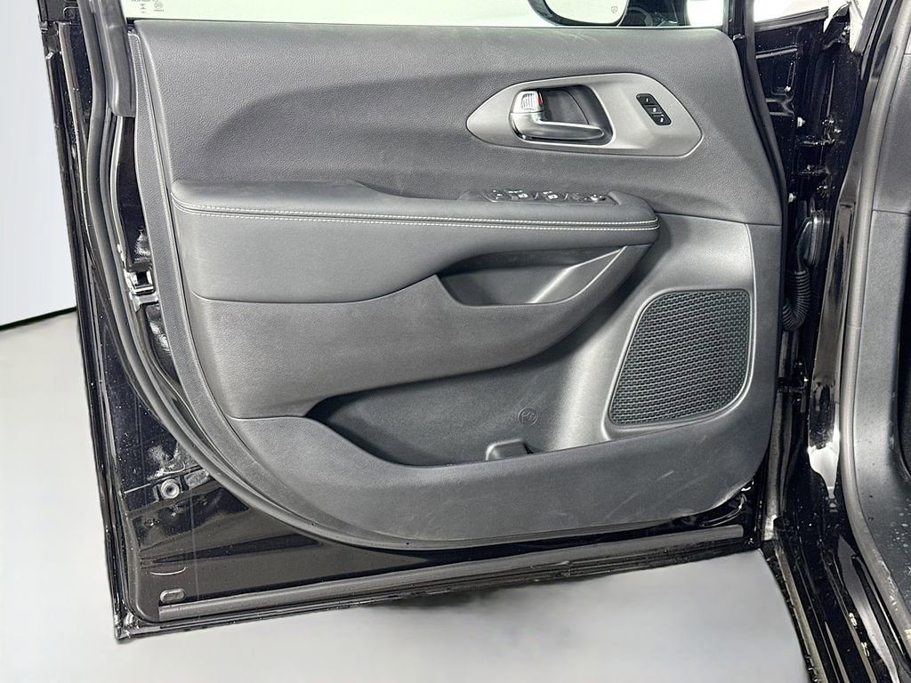 New 2026 Chrysler Pacifica Select image 17