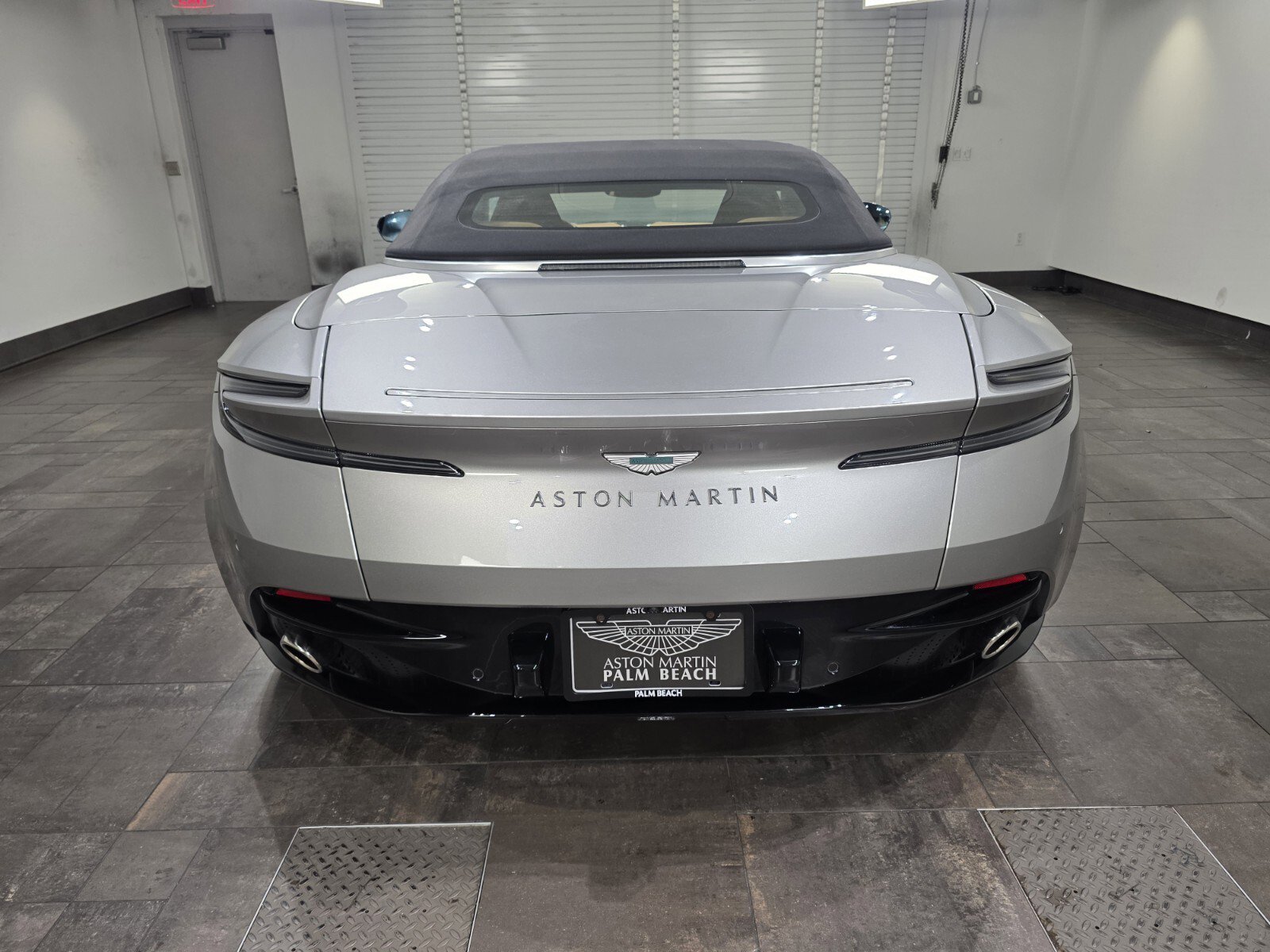 Used 2025 Aston Martin DB12 Convertible image 22