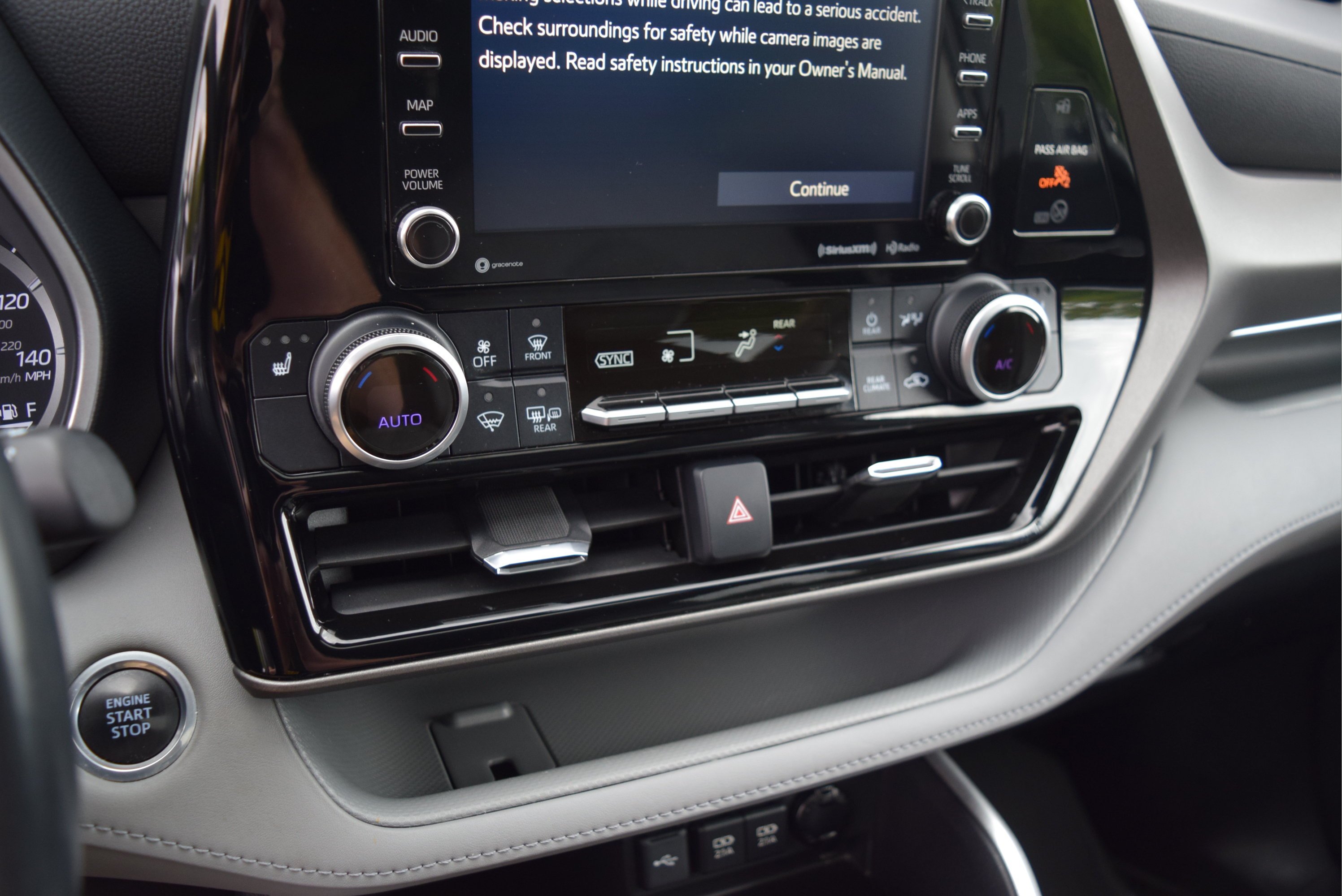 Used 2021 Toyota Highlander XLE AWD/4WD image 17