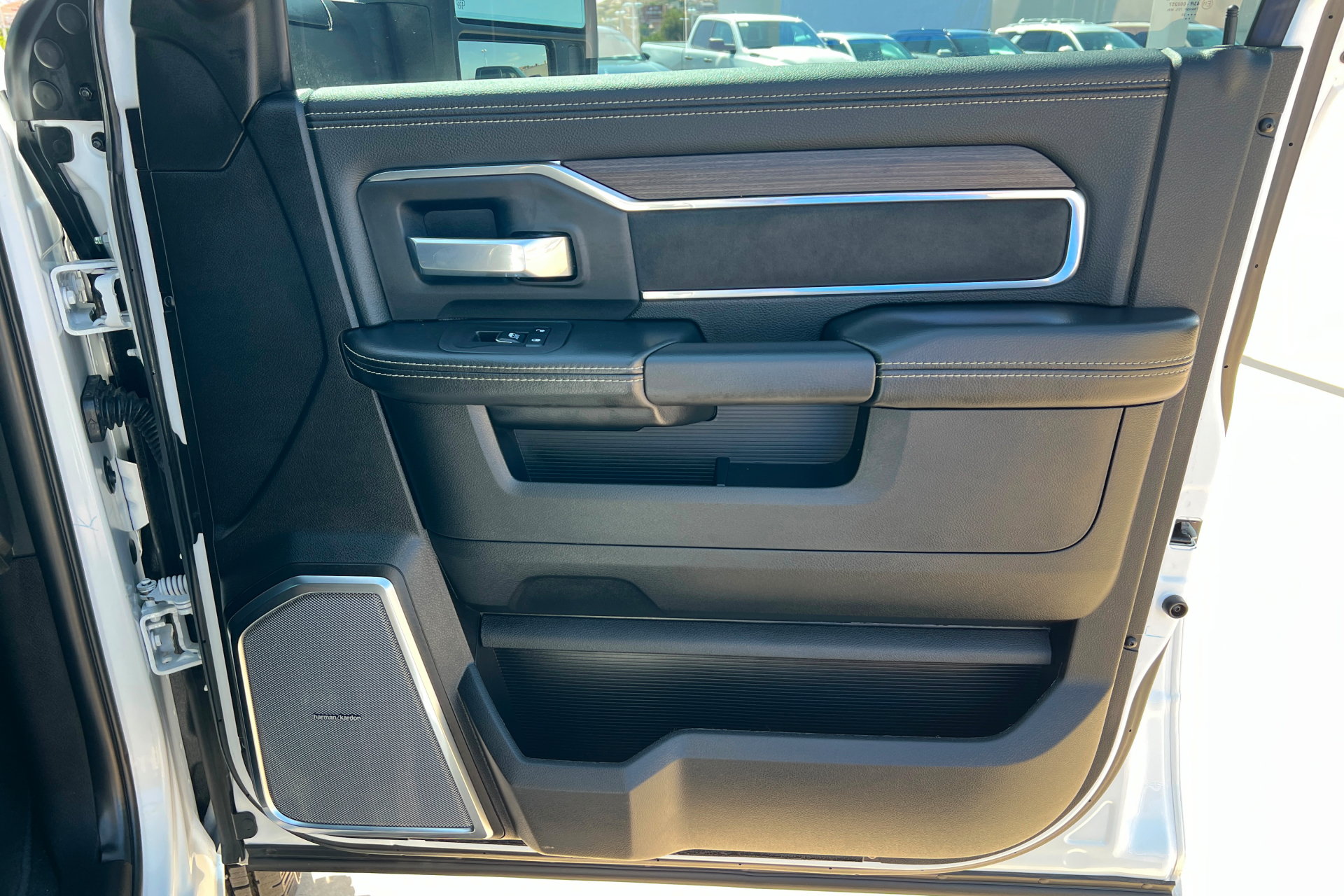 Used 2025 RAM 3500 Laramie AWD/4WD image 22