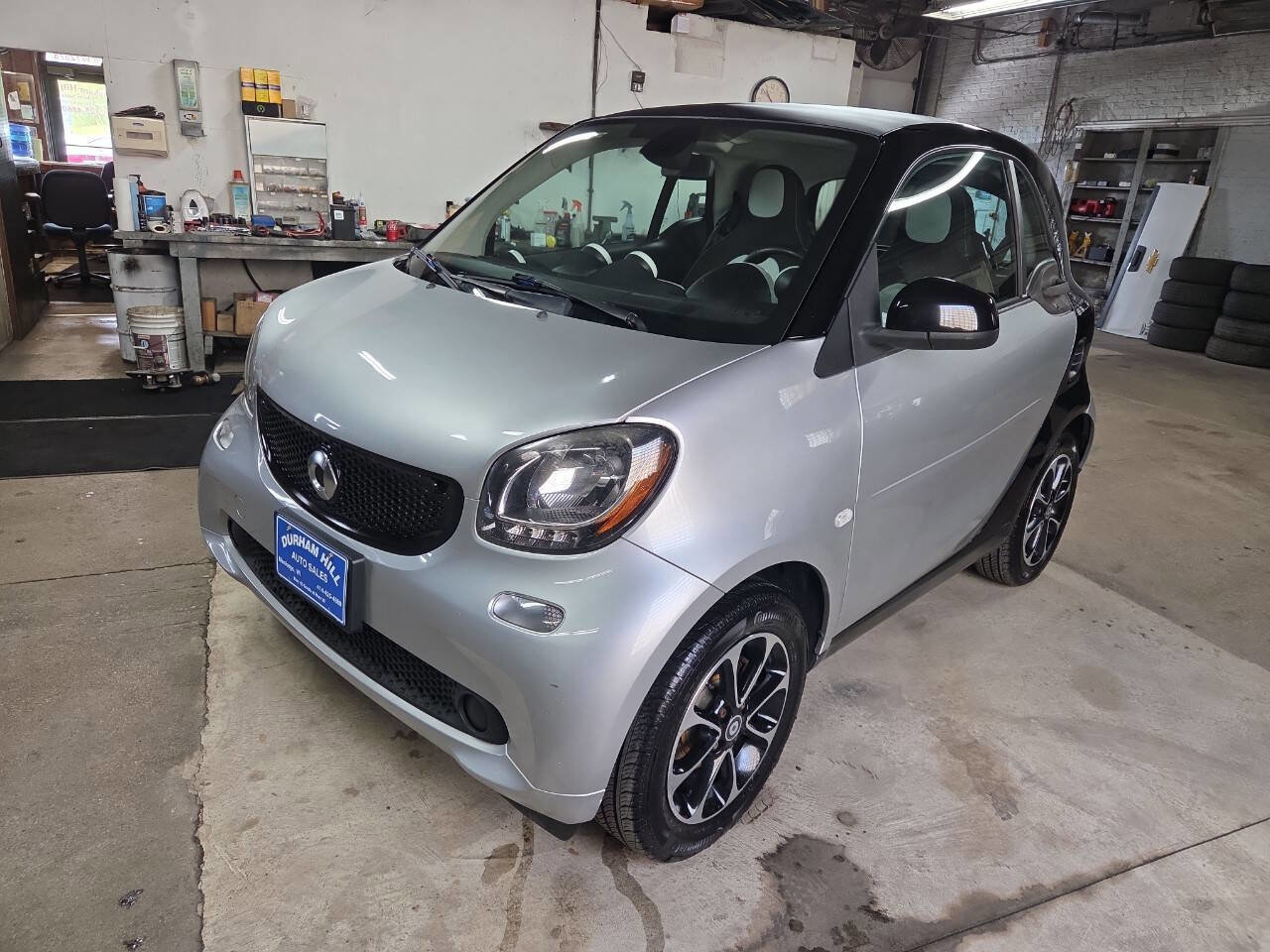 Used 2016 smart fortwo passion RWD image 2