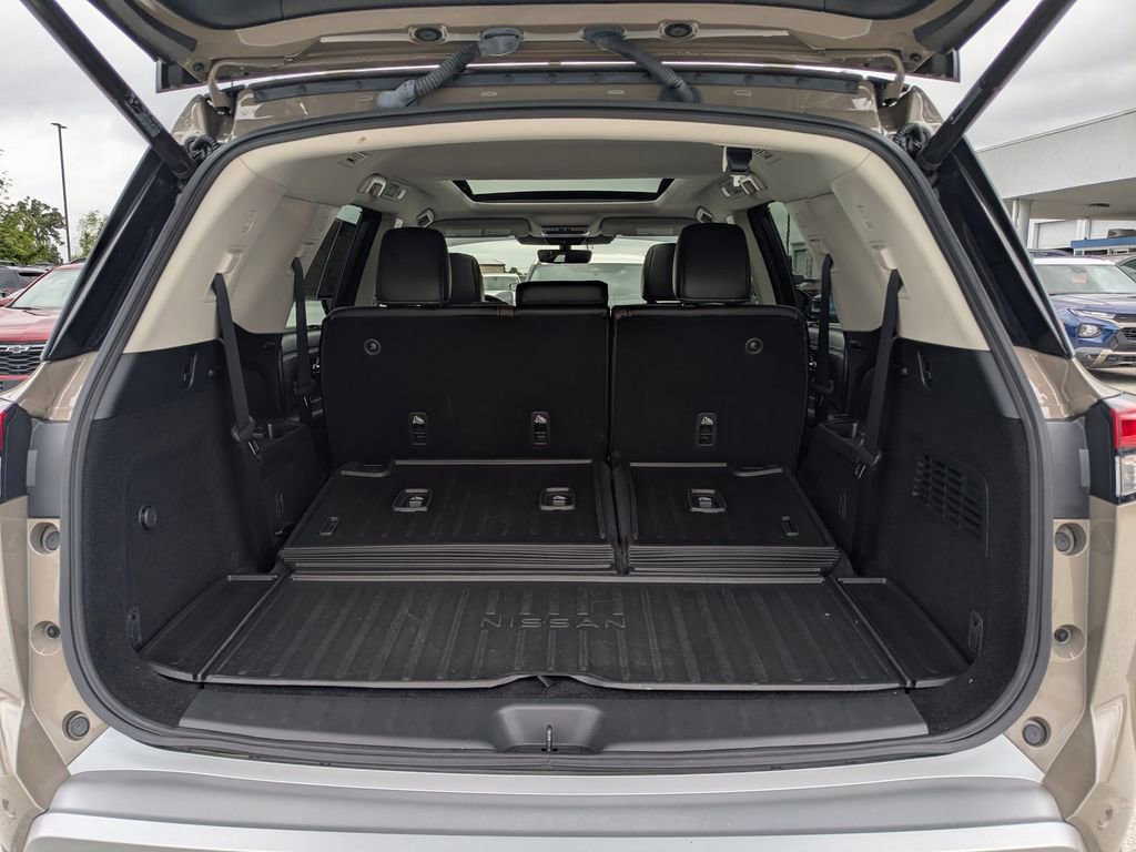 Used 2024 Nissan Pathfinder Platinum w/ Cargo Package image 12
