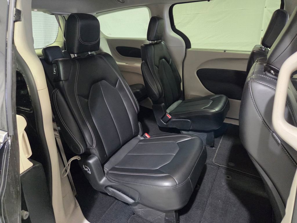 Used 2023 Chrysler Pacifica Touring-L image 17