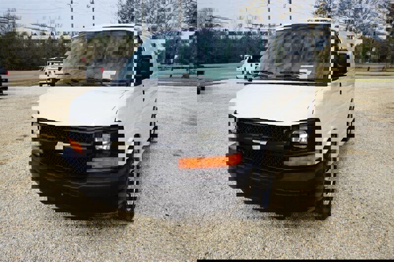 Used 2010 Chevrolet Express 1500 image 4