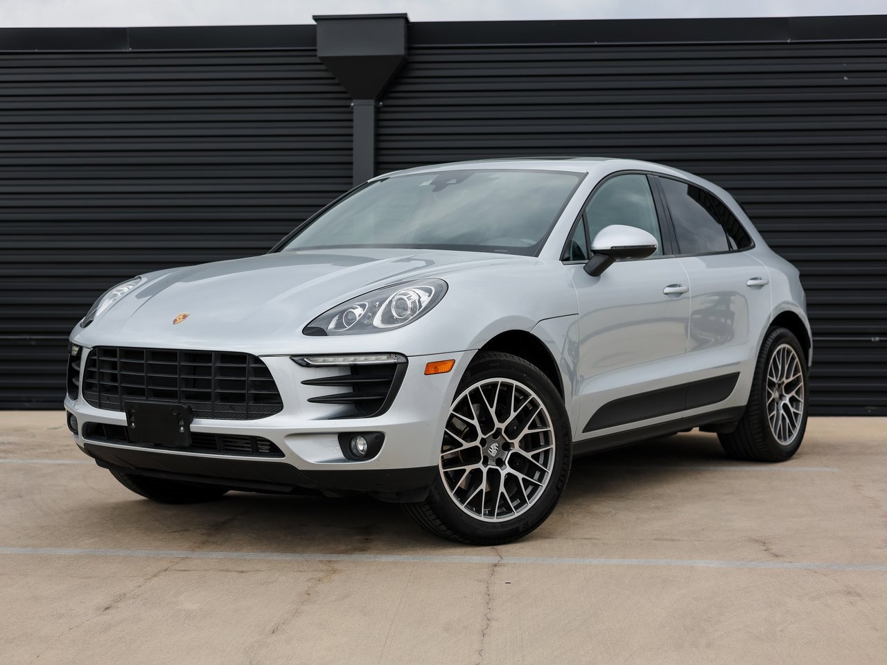 Certified 2018 Porsche Macan image 1