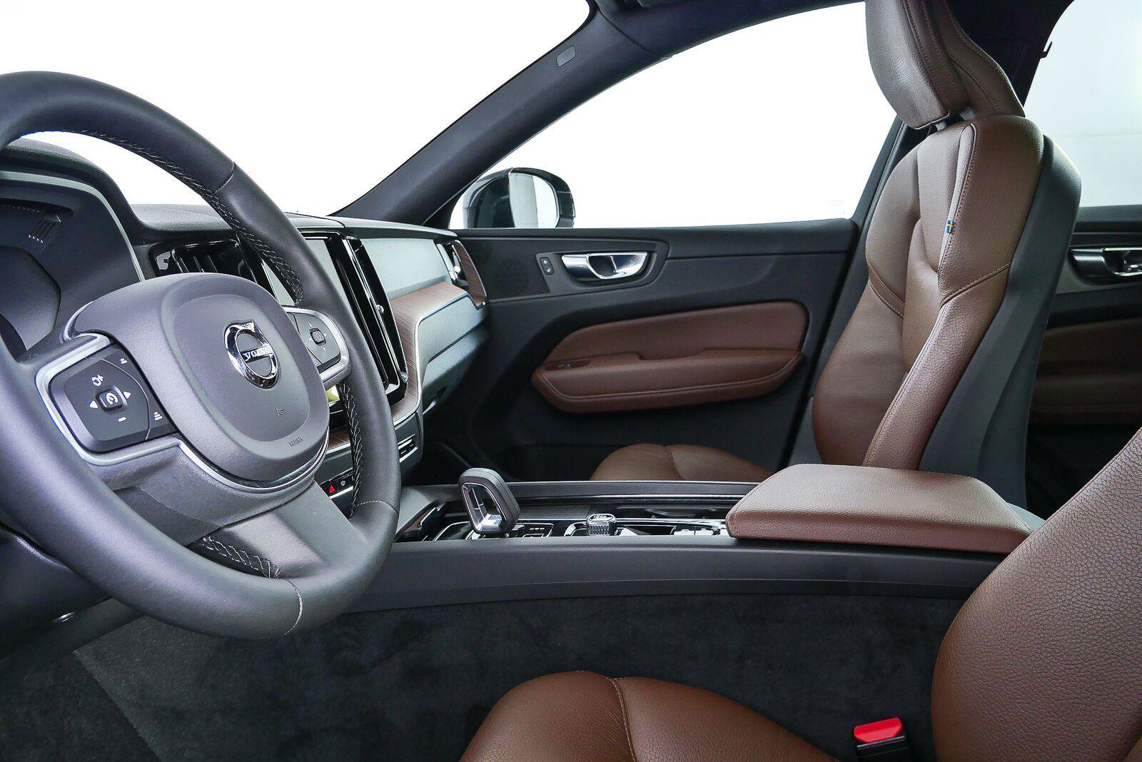 Used 2022 Volvo XC60 B5 Momentum w/ Advanced Package FWD image 5