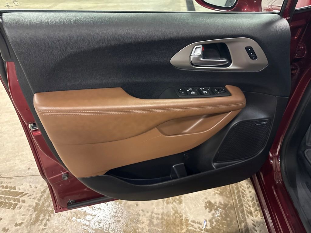 Used 2021 Chrysler Pacifica Limited w/ Uconnect Theater Family Group image 11