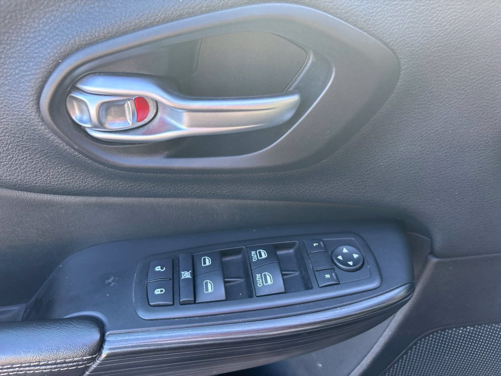 Used 2015 Jeep Cherokee Limited FWD image 18