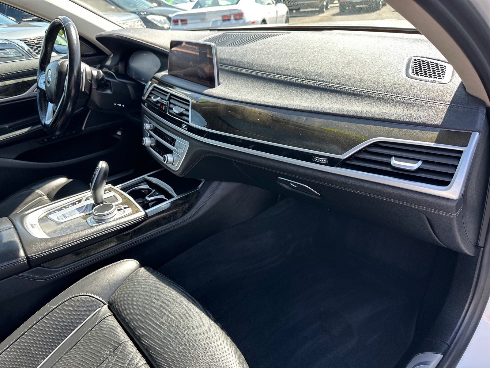 Used 2020 BMW 745e xDrive AWD/4WD image 32