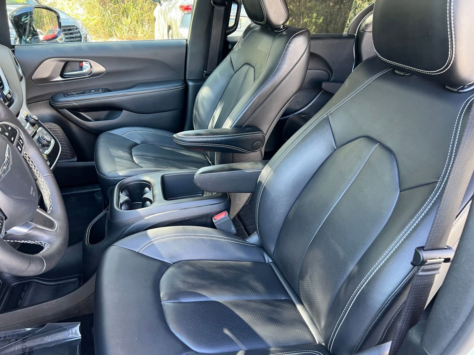 Used 2025 Chrysler Pacifica Select image 39