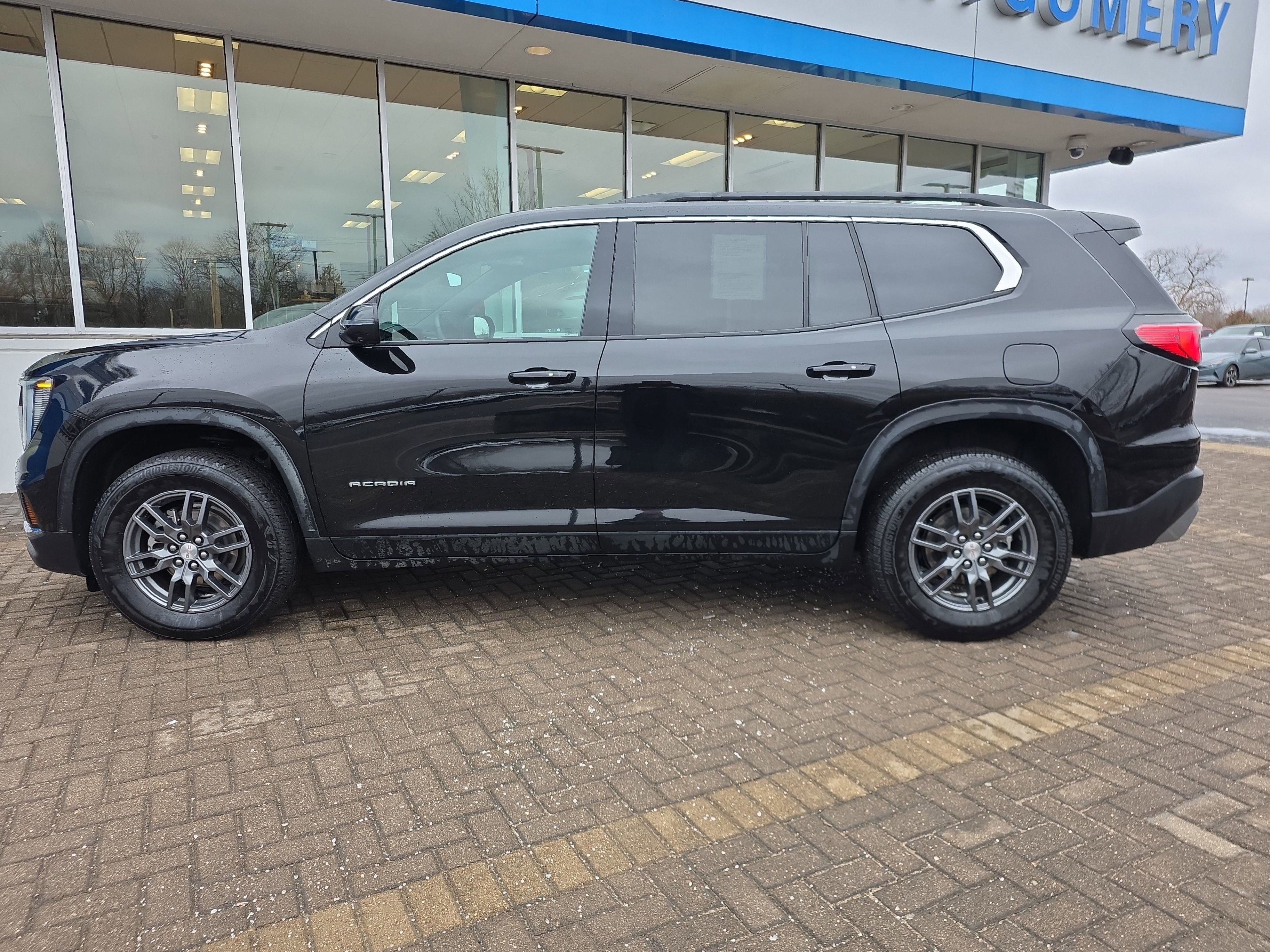 Used 2025 GMC Acadia Elevation image 2