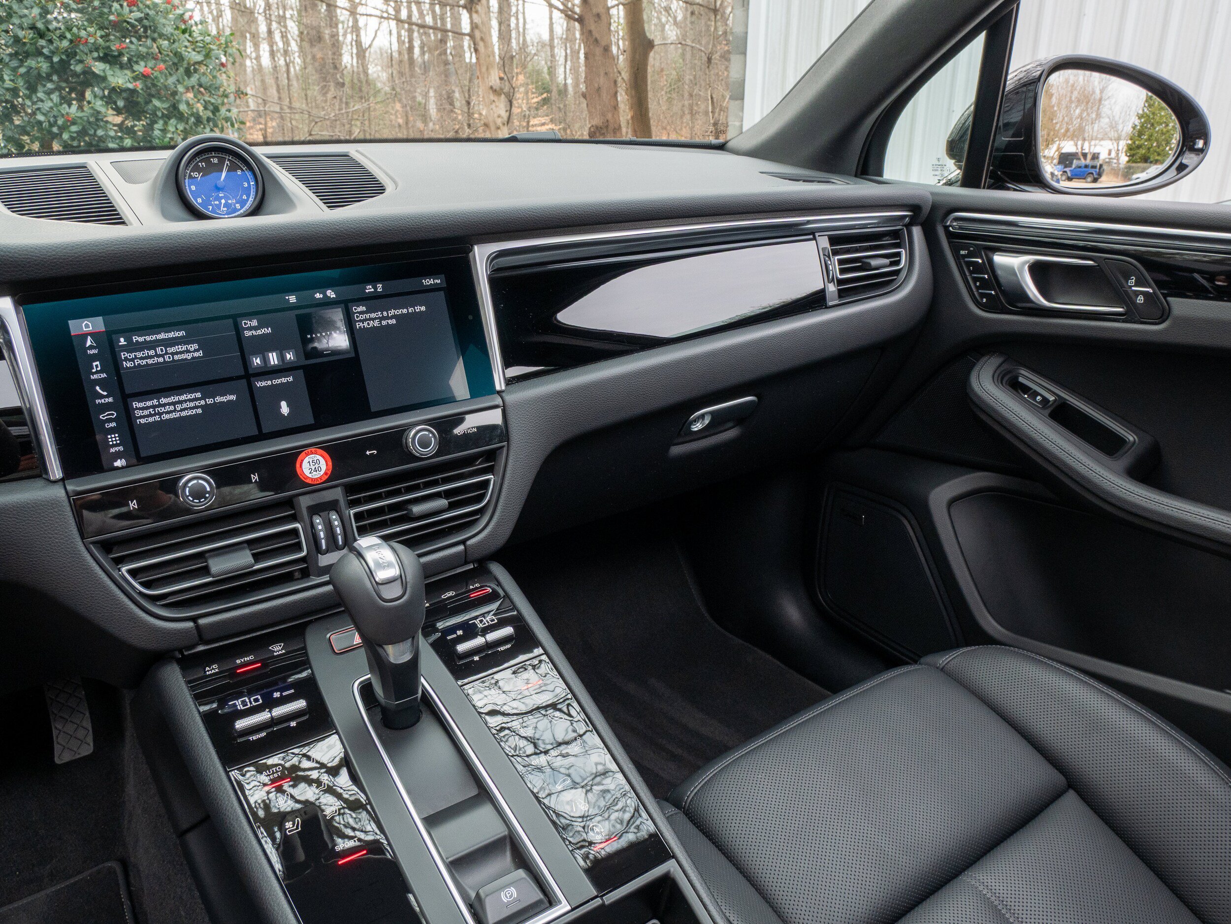 Certified 2025 Porsche Macan AWD/4WD image 21