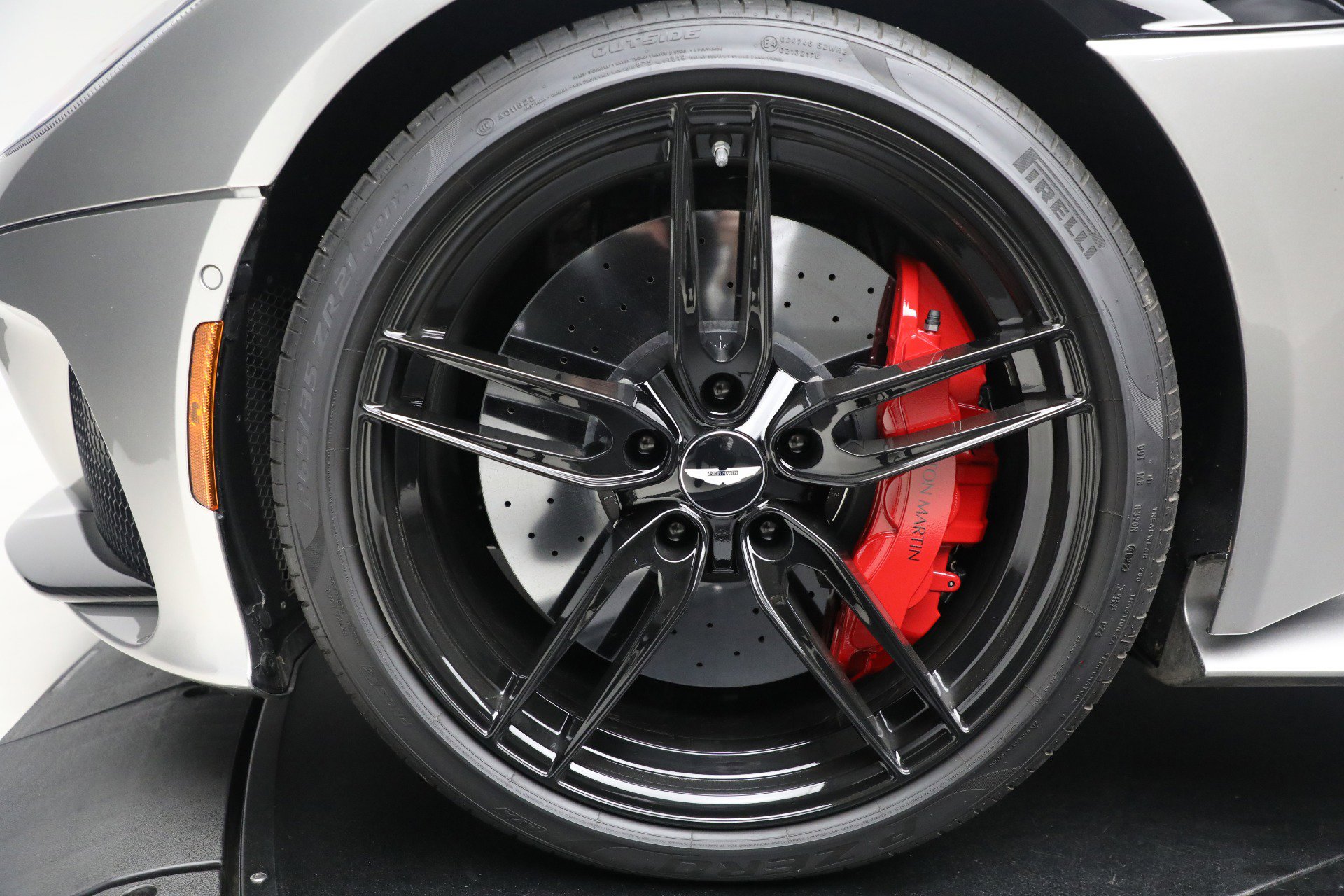 Used 2023 Aston Martin DBS Coupe image 33