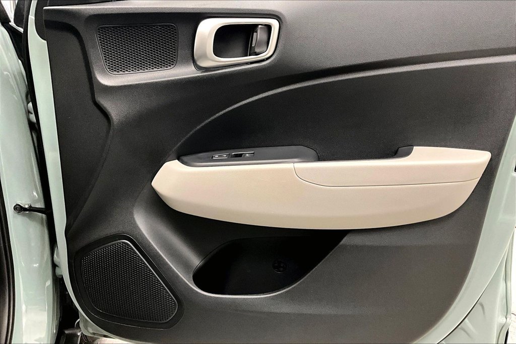 Used 2025 Hyundai Venue SEL FWD image 19