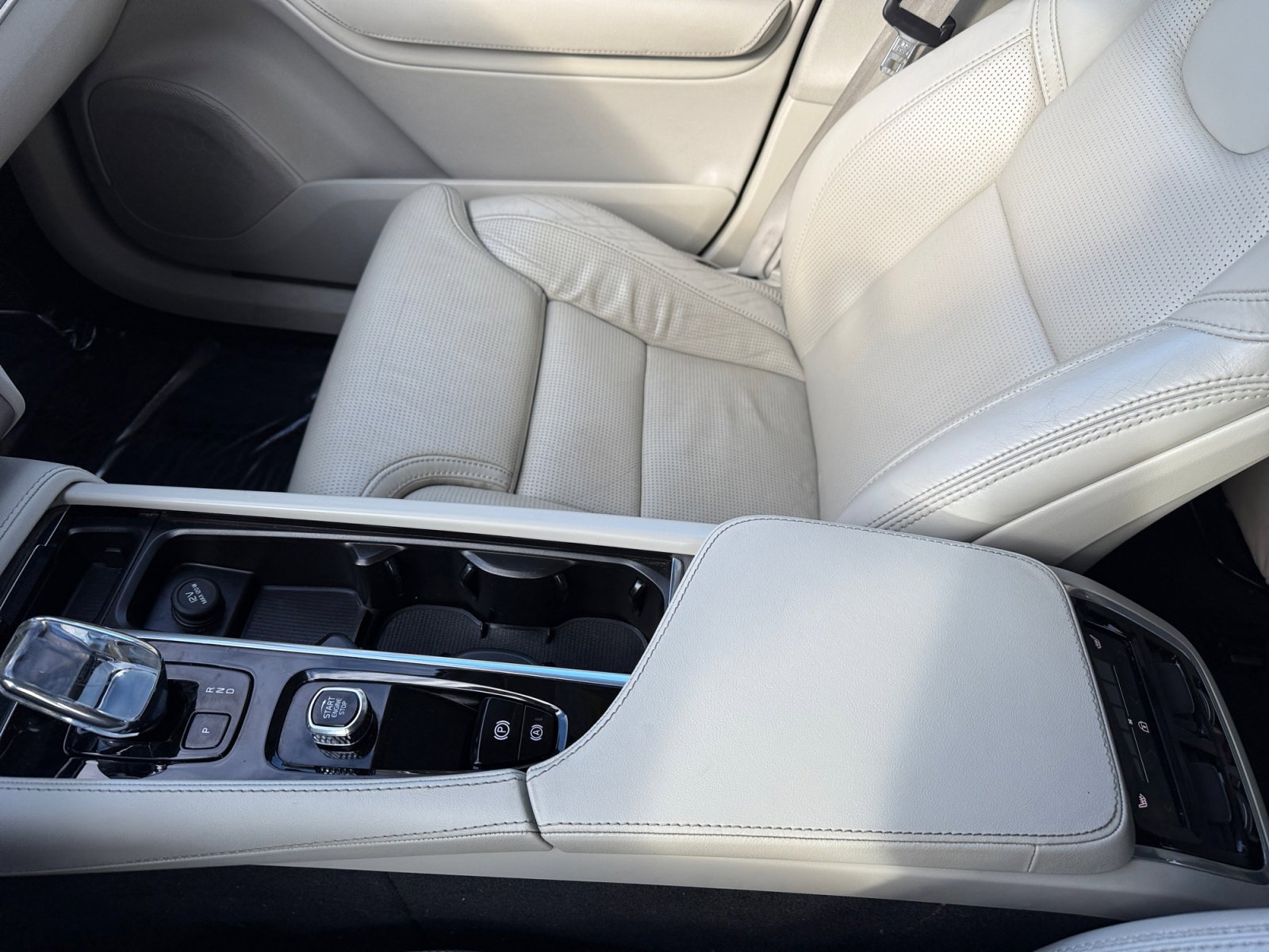 Used 2023 Volvo XC90 T8 Ultimate w/ Protection Package Premier image 14