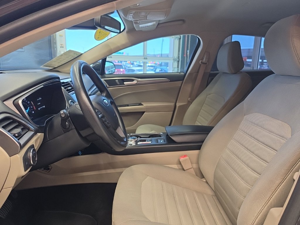 Used 2020 Ford Fusion SE FWD image 30