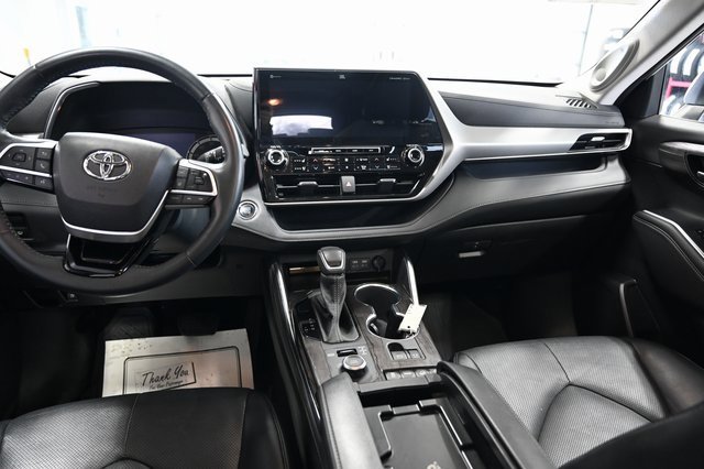 Used 2022 Toyota Highlander Platinum image 14