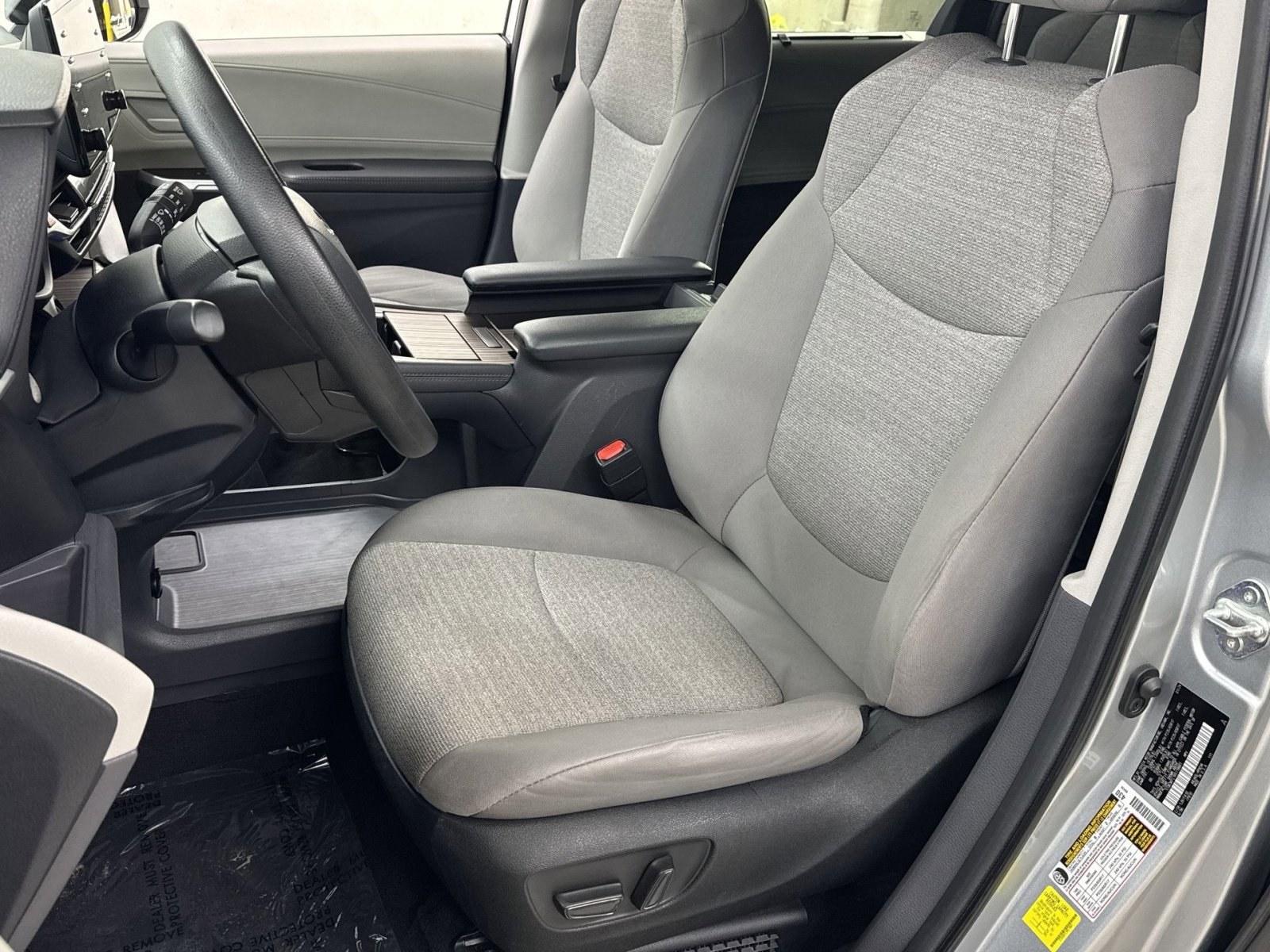 Used 2024 Toyota Sienna LE image 4