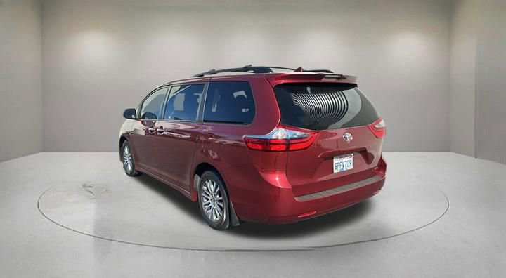 Used 2020 Toyota Sienna XLE w/ XLE Navigation Package FWD image 4