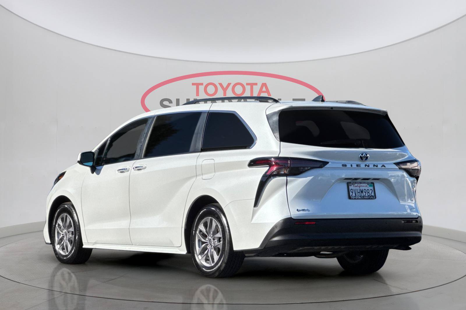 Used 2025 Toyota Sienna XLE FWD image 8