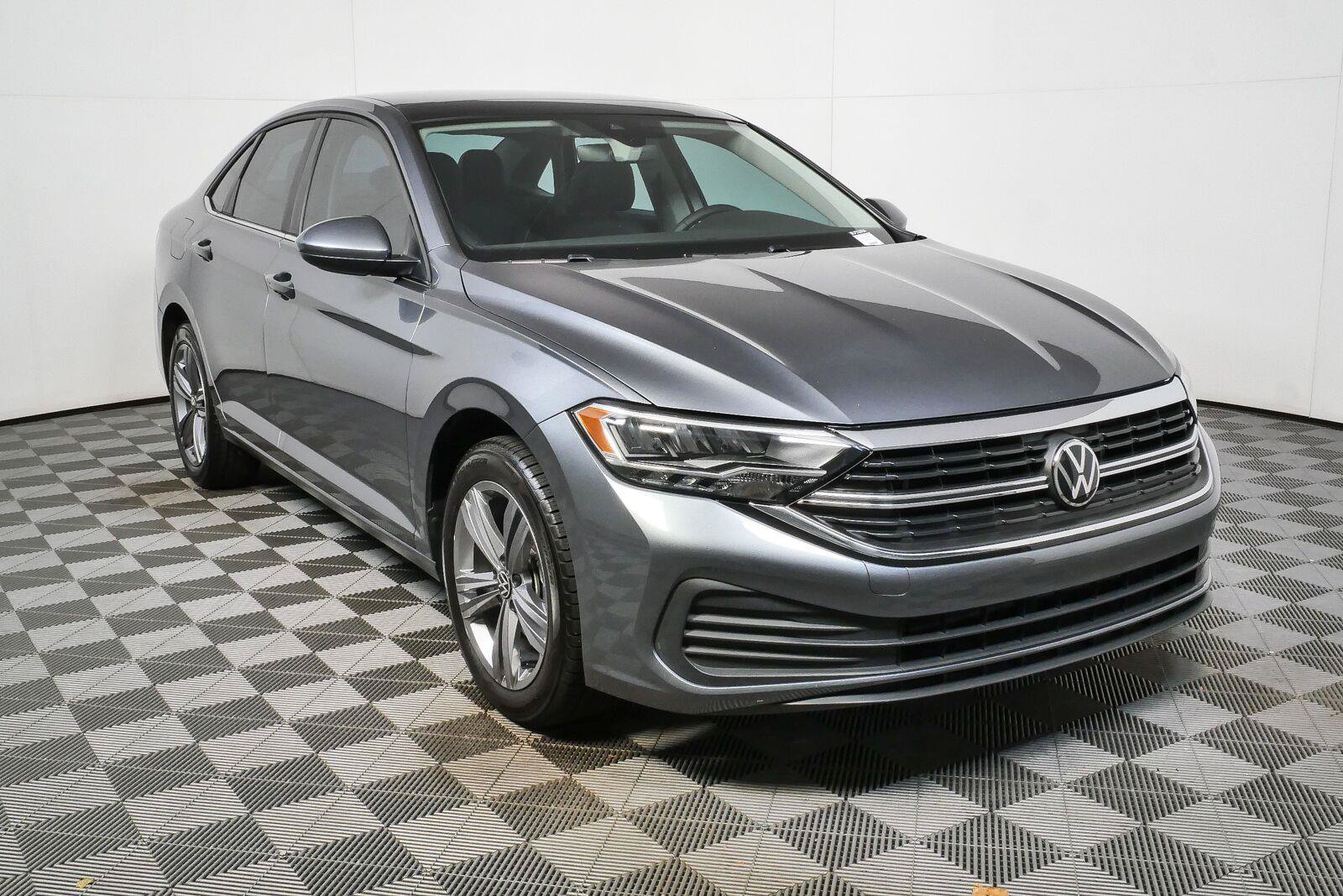 Used 2024 Volkswagen Jetta SE w/ Panoramic Sunroof Package FWD image 22