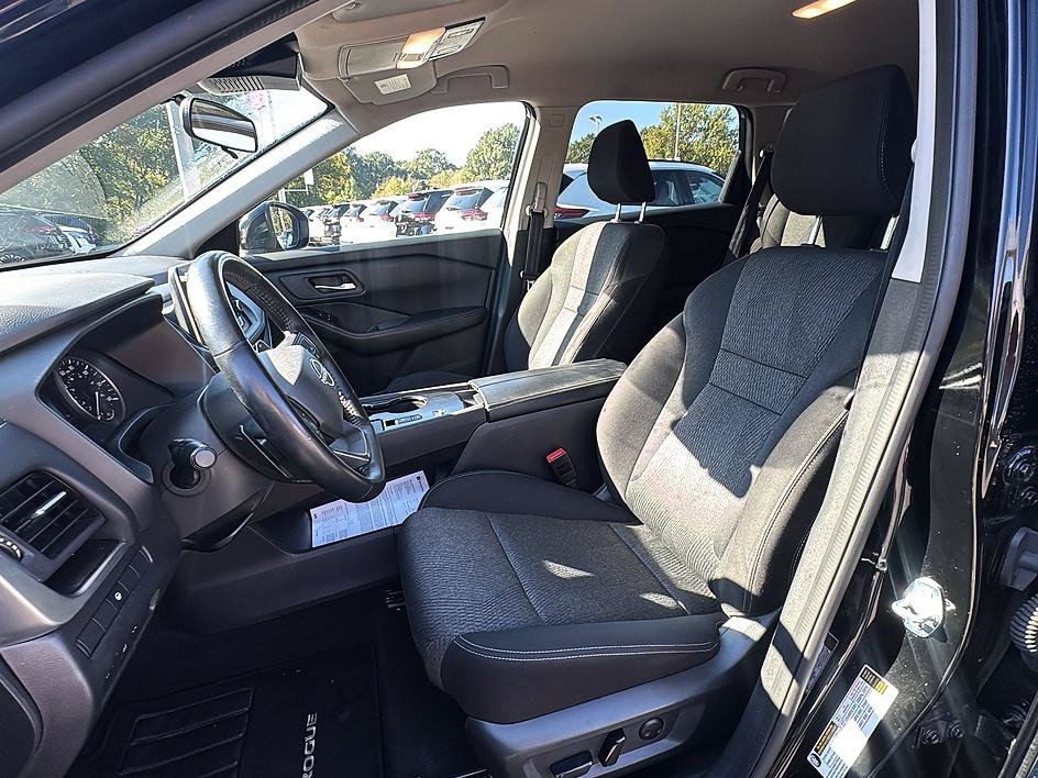 Certified 2025 Nissan Rogue SV FWD image 14
