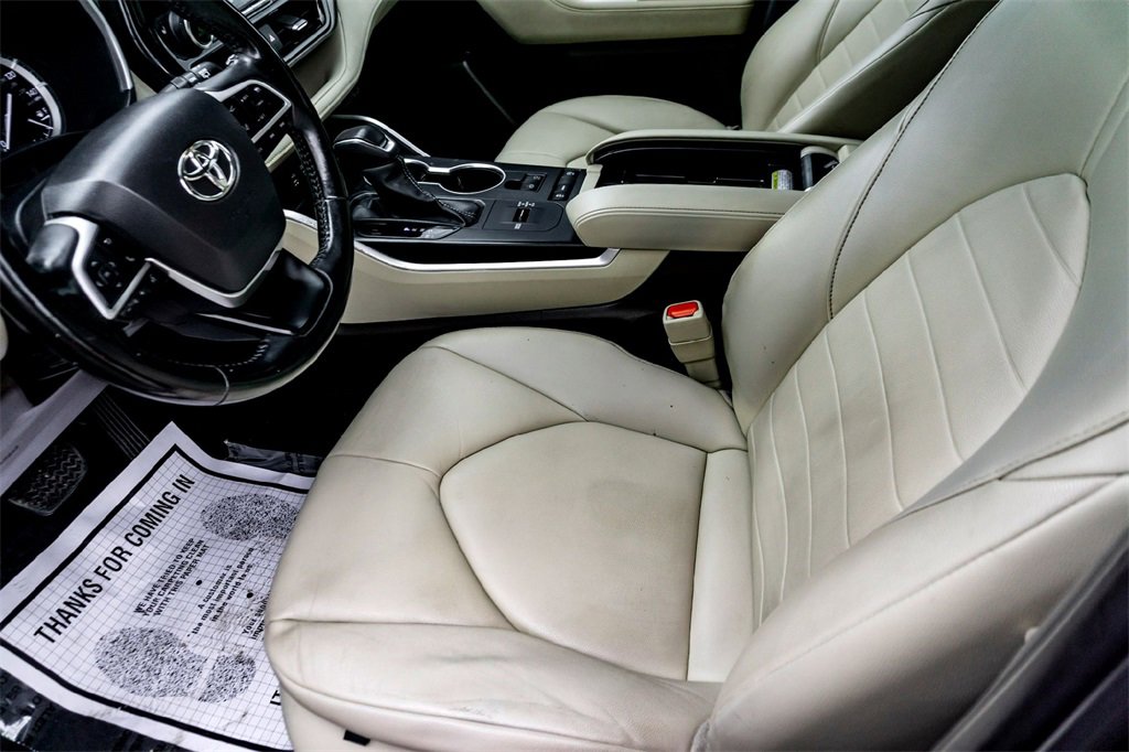 Used 2022 Toyota Highlander XLE image 14