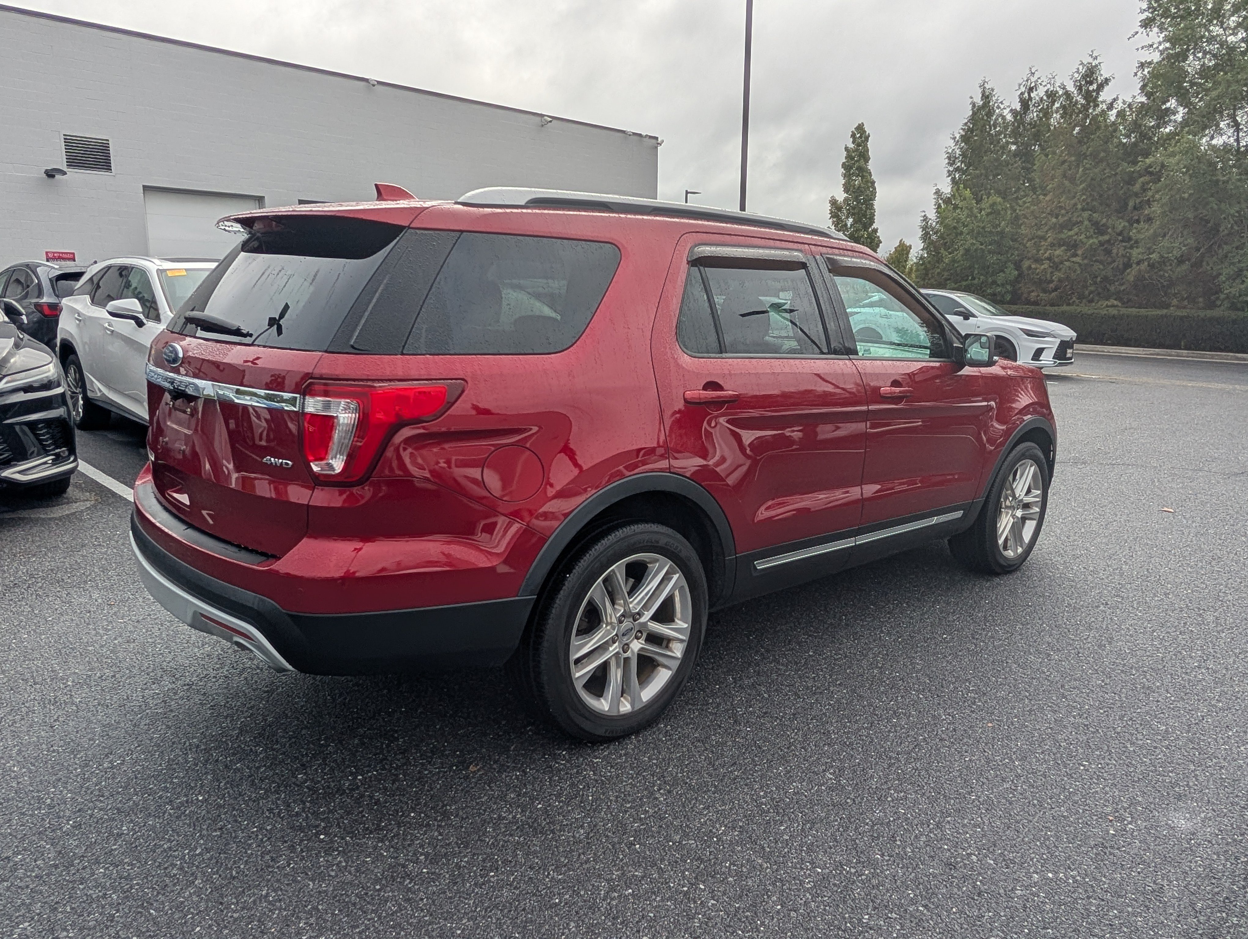 Used 2016 Ford Explorer XLT w/ Equipment Group 202A AWD/4WD image 3