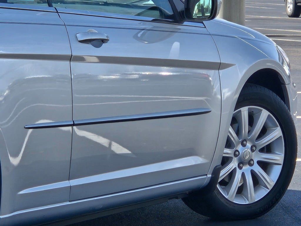 Used 2011 Chrysler 200 Touring FWD image 11