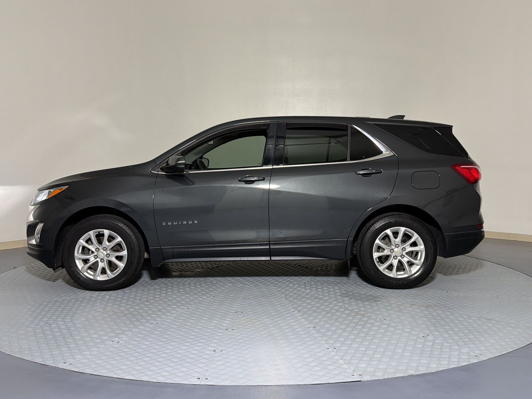 Used 2018 Chevrolet Equinox LT FWD image 2