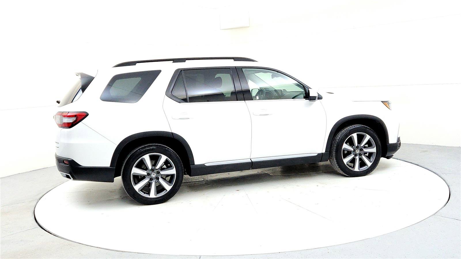 Used 2023 Honda Pilot Touring image 6