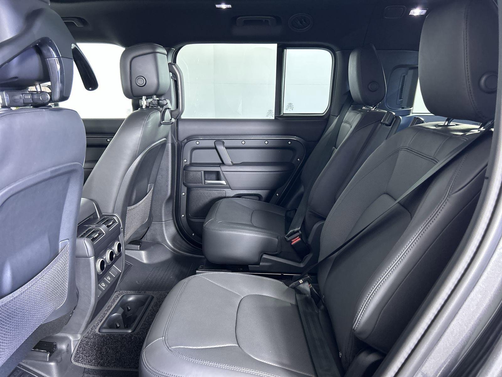 New 2025 Land Rover Defender 130 X-Dynamic SE image 27