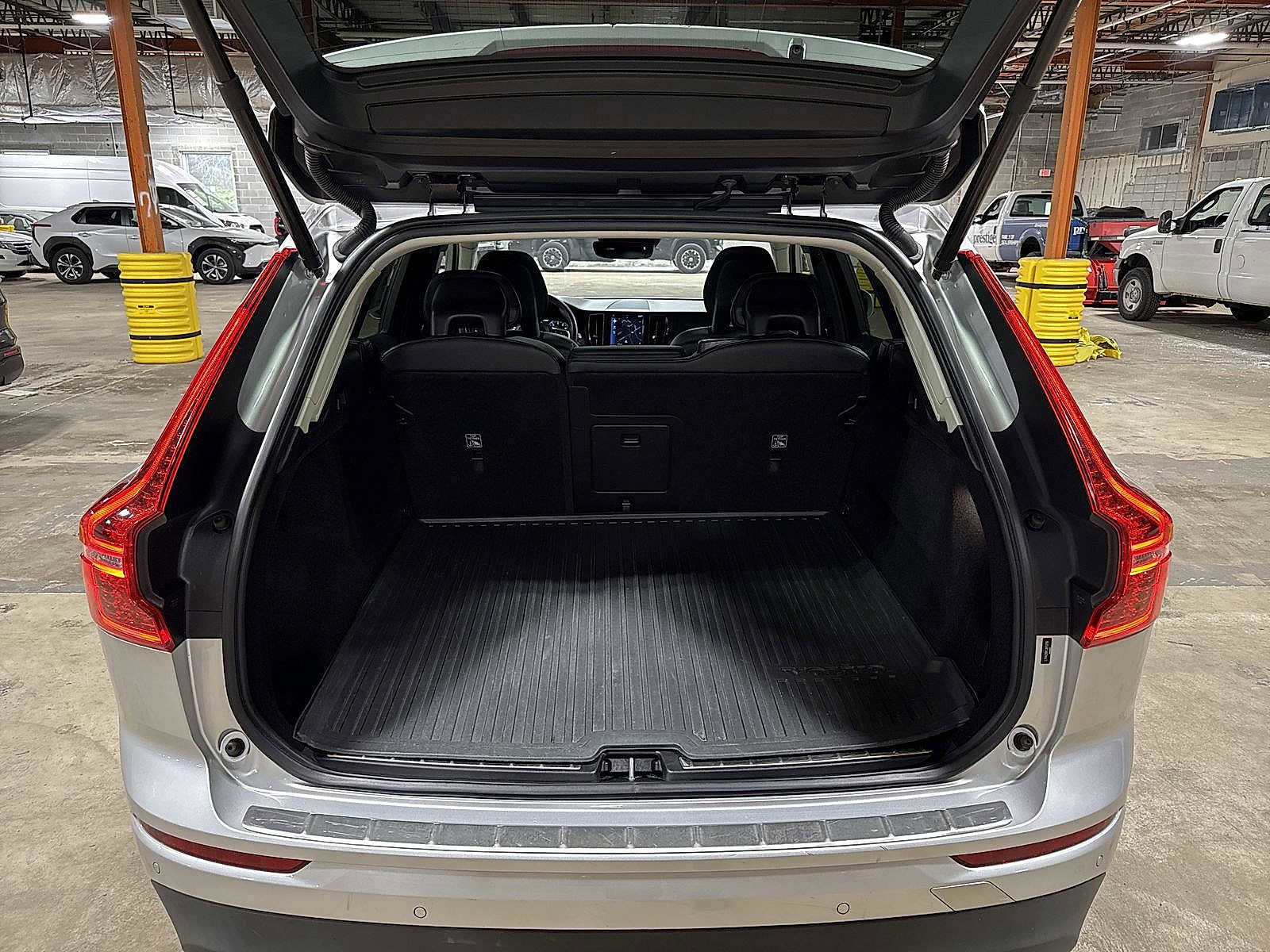 Used 2018 Volvo XC60 T6 Momentum w/ Advanced Package AWD/4WD image 10