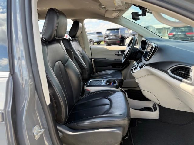 Used 2023 Chrysler Pacifica Touring-L FWD image 16