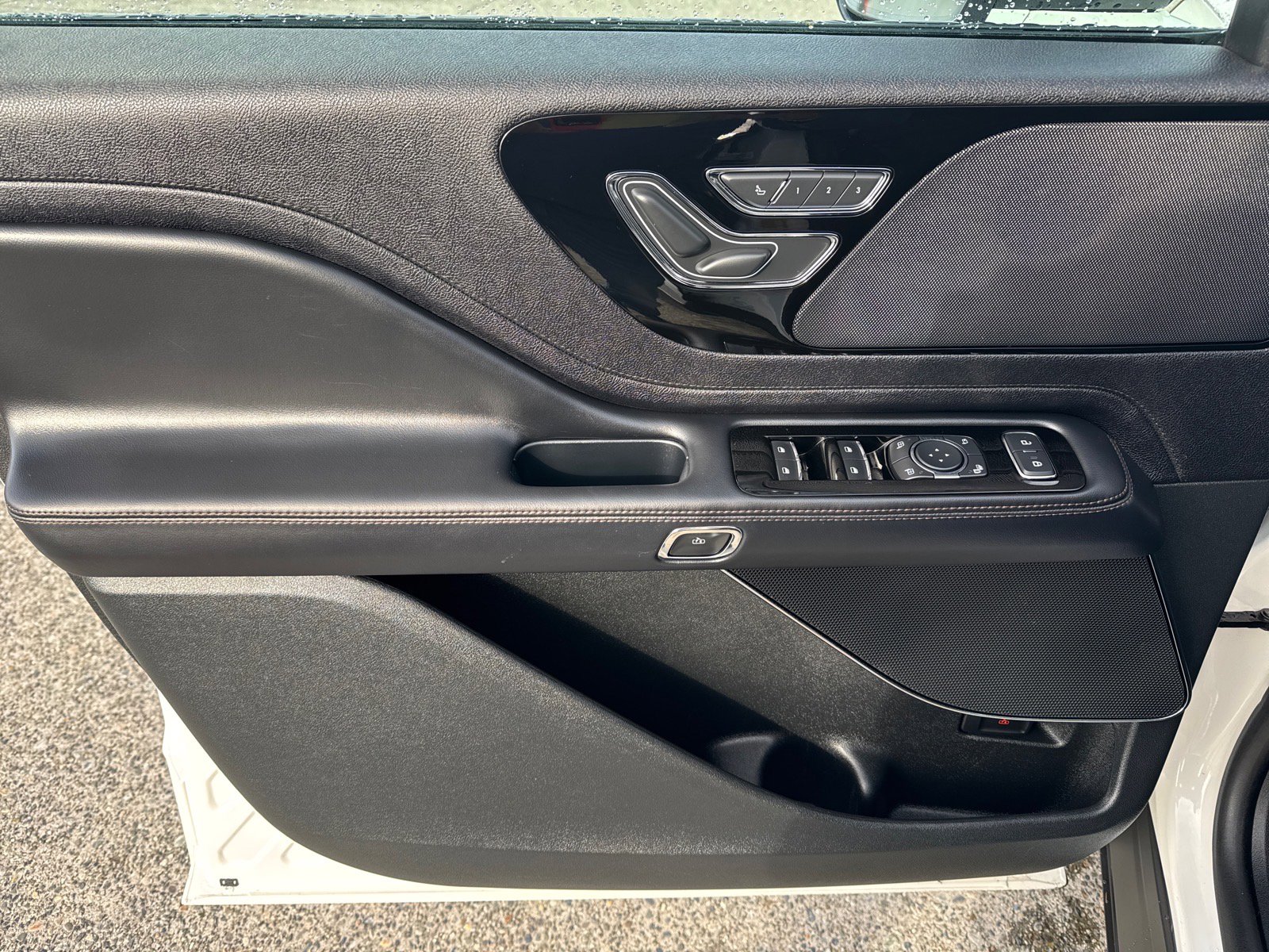 Used 2022 Lincoln Aviator AWD w/ Premium Package image 6