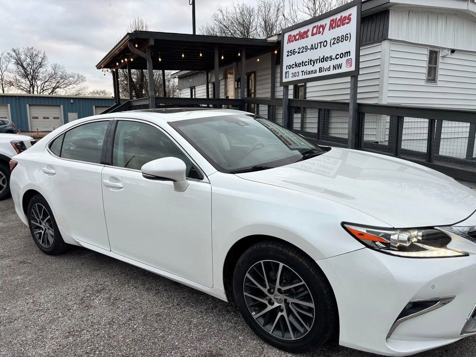 Used 2016 Lexus ES 350 w/ Luxury Package w/Wood Trim image 1