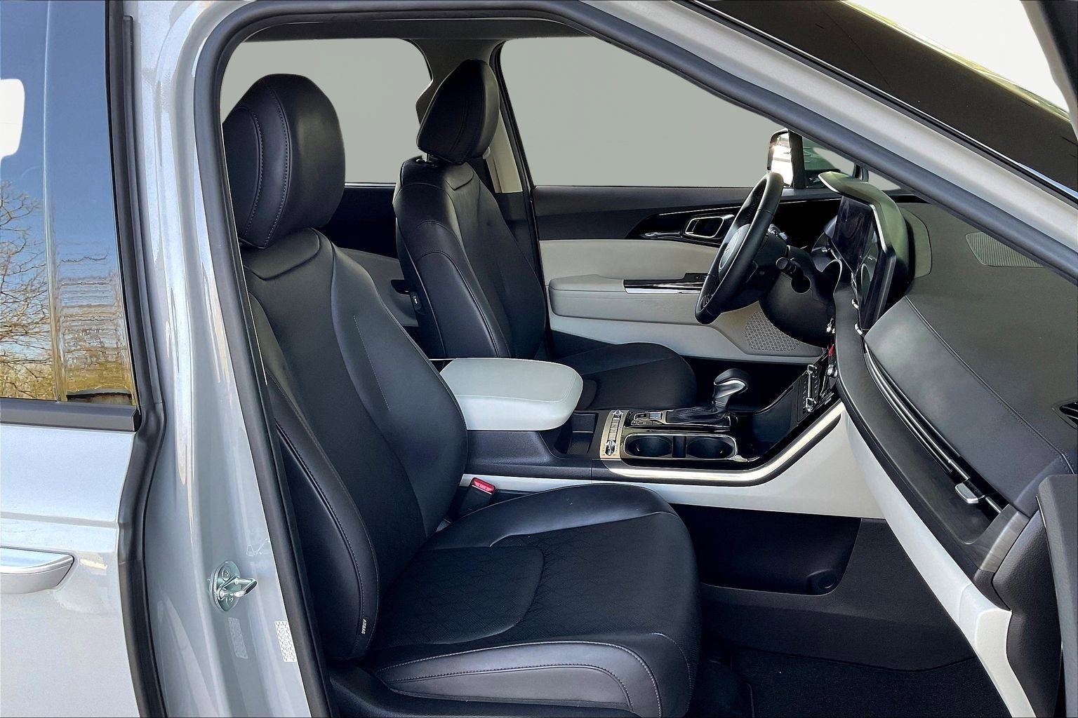 Used 2024 Kia Carnival SX image 29