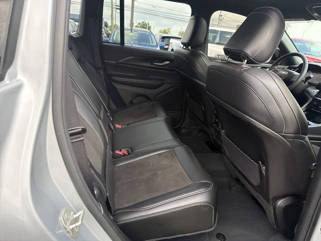 Used 2023 Jeep Grand Cherokee Altitude AWD/4WD image 17
