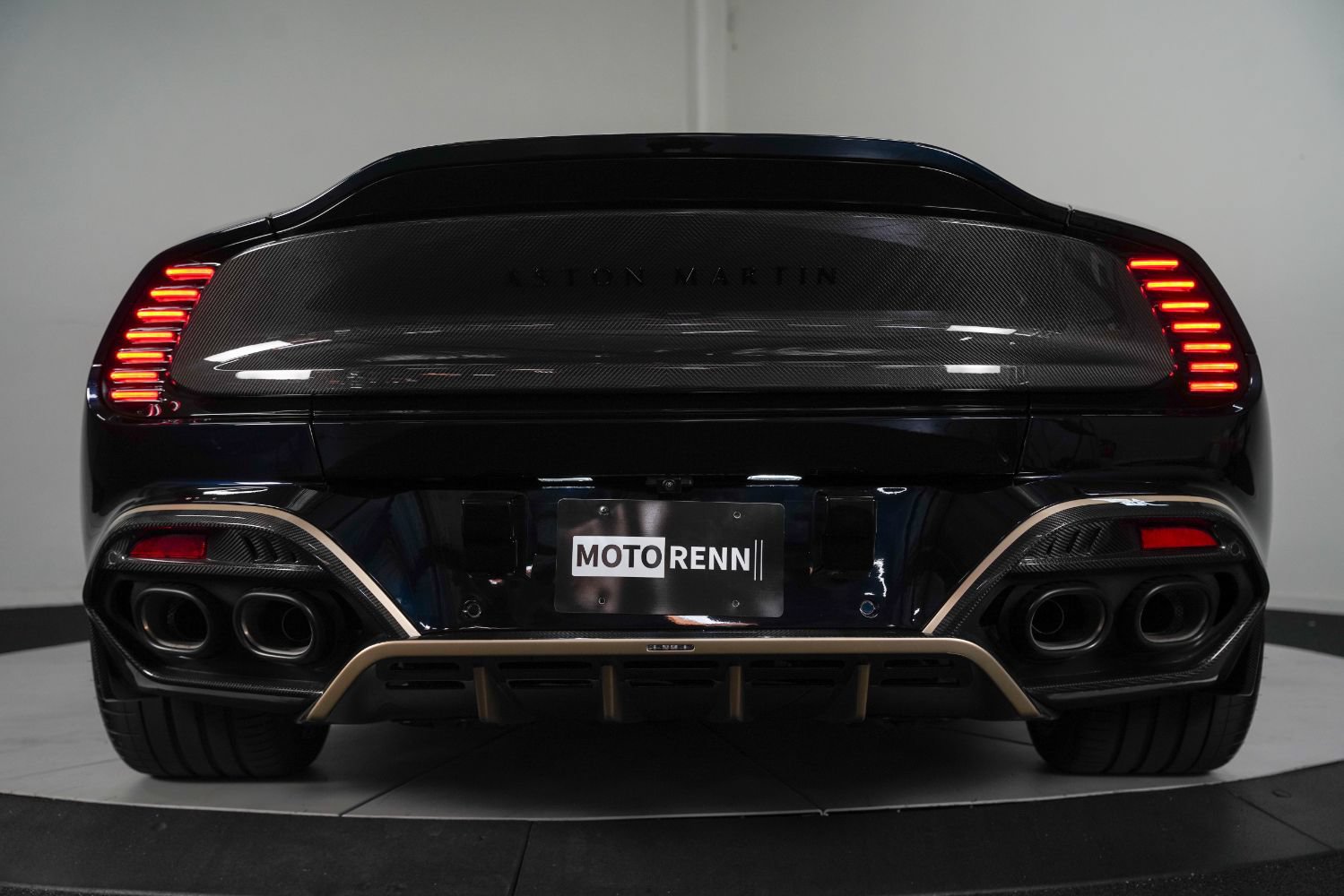 Used 2025 Aston Martin Vanquish RWD image 28