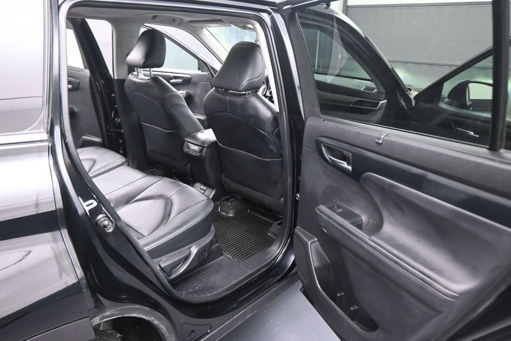 Used 2024 Toyota Highlander XLE AWD/4WD image 45