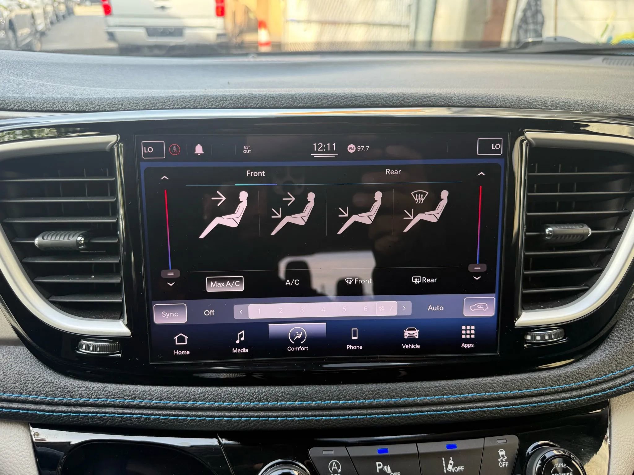 Used 2021 Chrysler Pacifica Touring w/ Uconnect Theater Family Group image 27