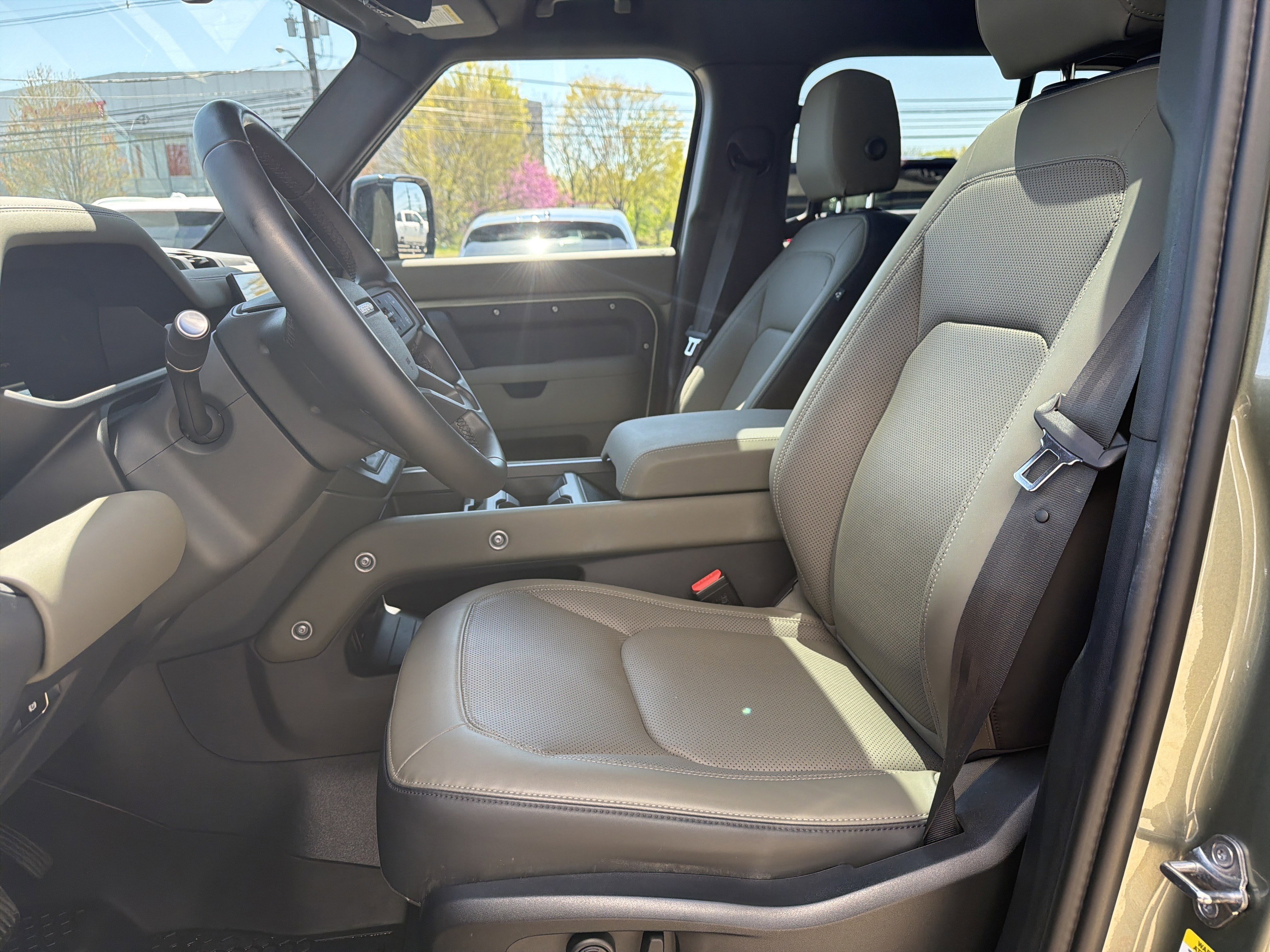 Used 2025 Land Rover Defender 110 X-Dynamic SE image 15