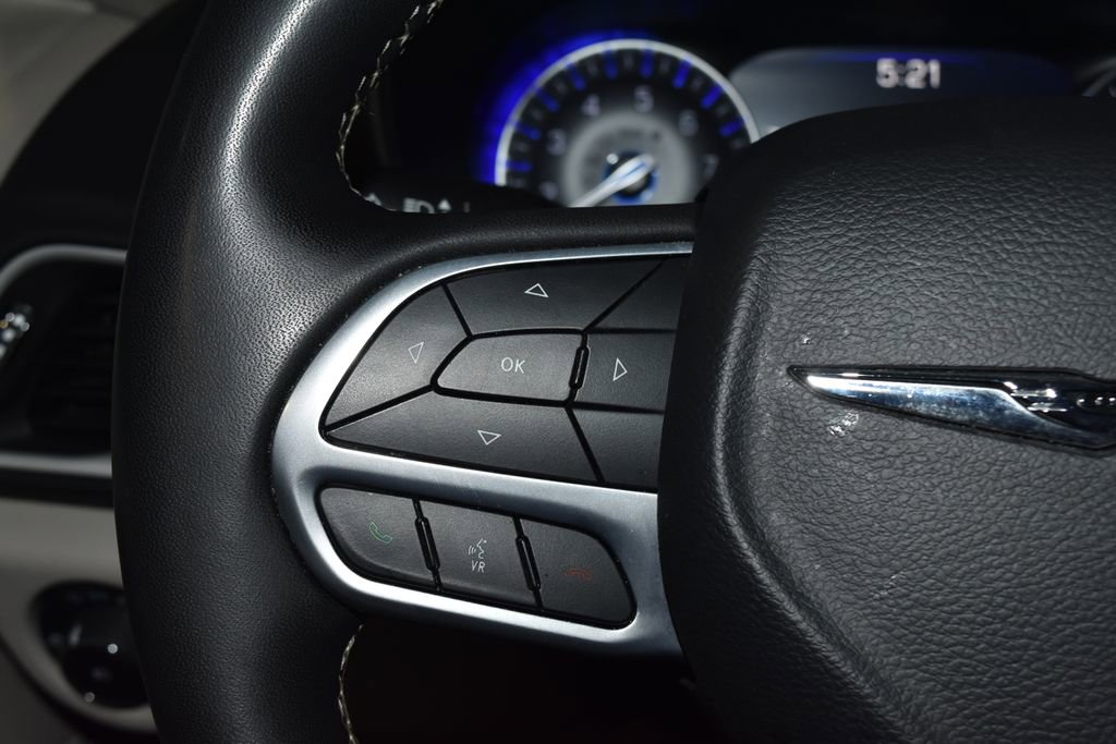 Used 2024 Chrysler Pacifica Touring-L image 9